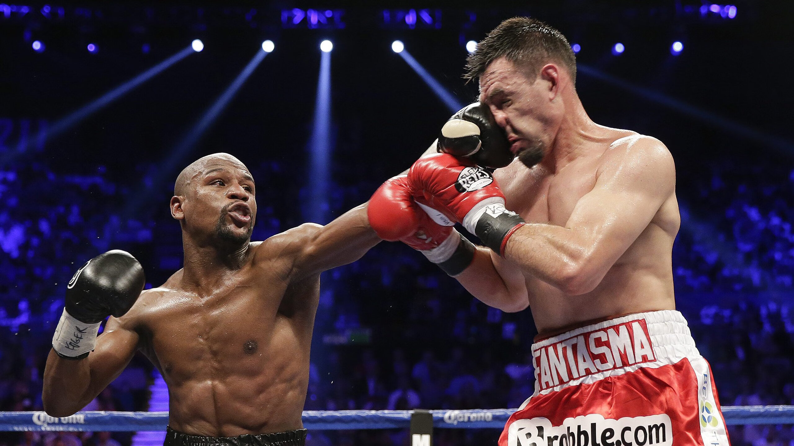 利雅得新月四强战横扫曼联，保罗砍下45记关键球，全场沸腾